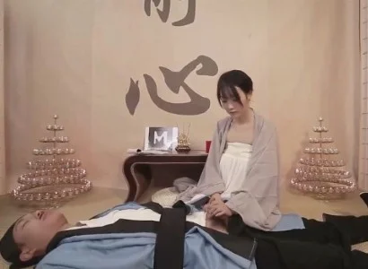 Nàng nữ tu đối diện với vị đạo sĩ bị thương