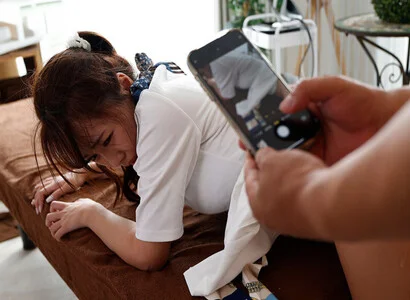 Em nhân viên ở tiệm triệt lông không nhịn được nên phang luôn