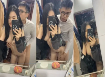 Hai người trẻ quan hệ nhau trước gương