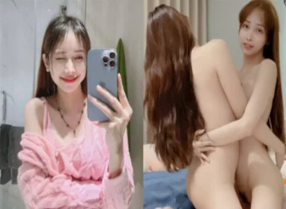 Lâm Thái Vy với cô bạn thân của mình móc bím nhau khi đang phát trực tiếp