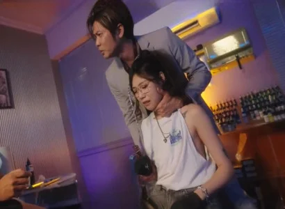 Cô gái xinh đẹp bị nện bởi đám đông